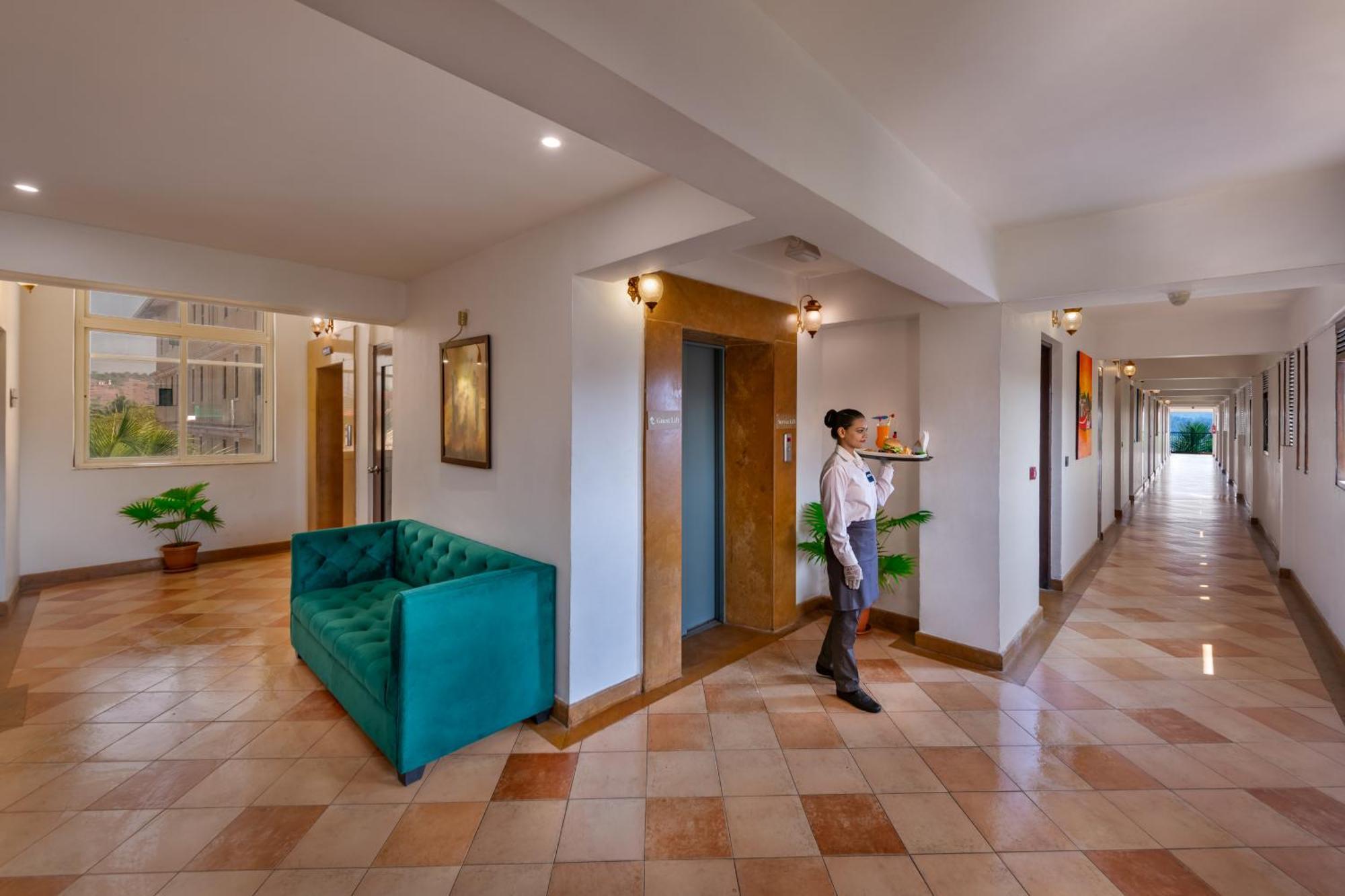 Golden Tulip Candolim, Goa Exterior photo