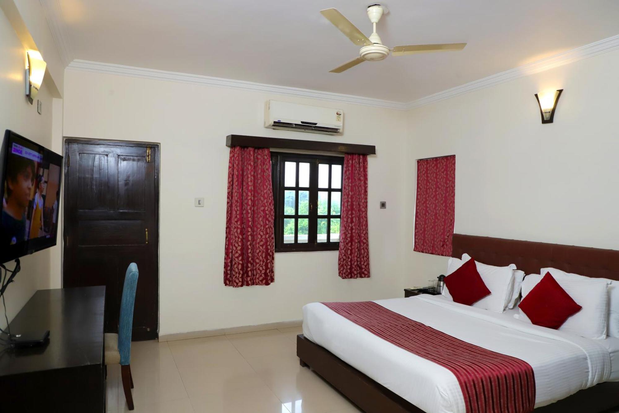 Golden Tulip Candolim, Goa Exterior photo