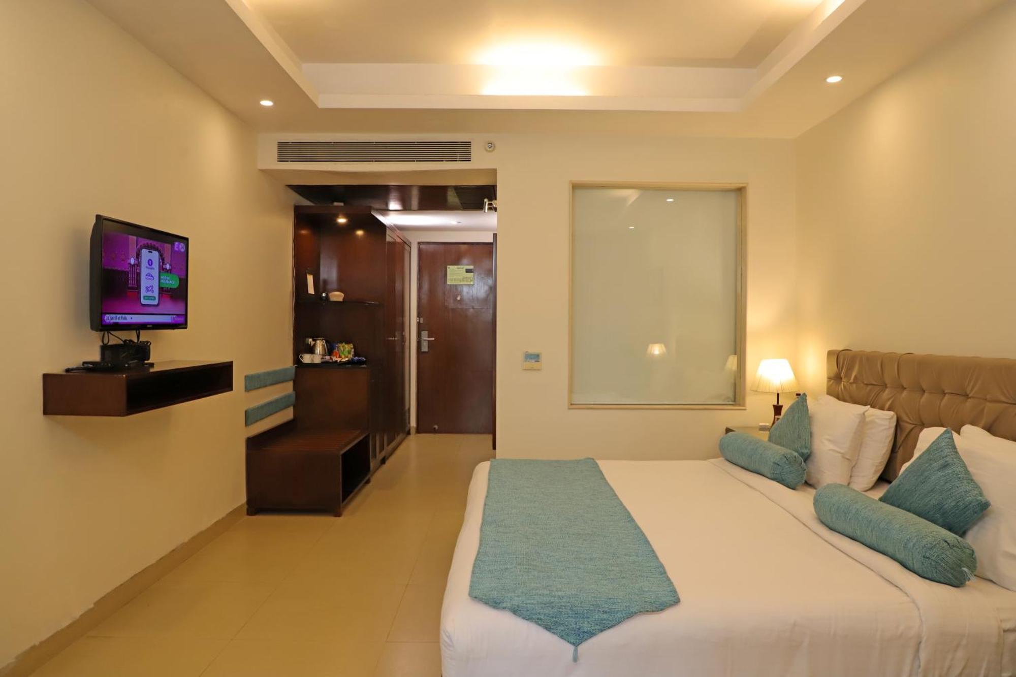 Golden Tulip Candolim, Goa Exterior photo