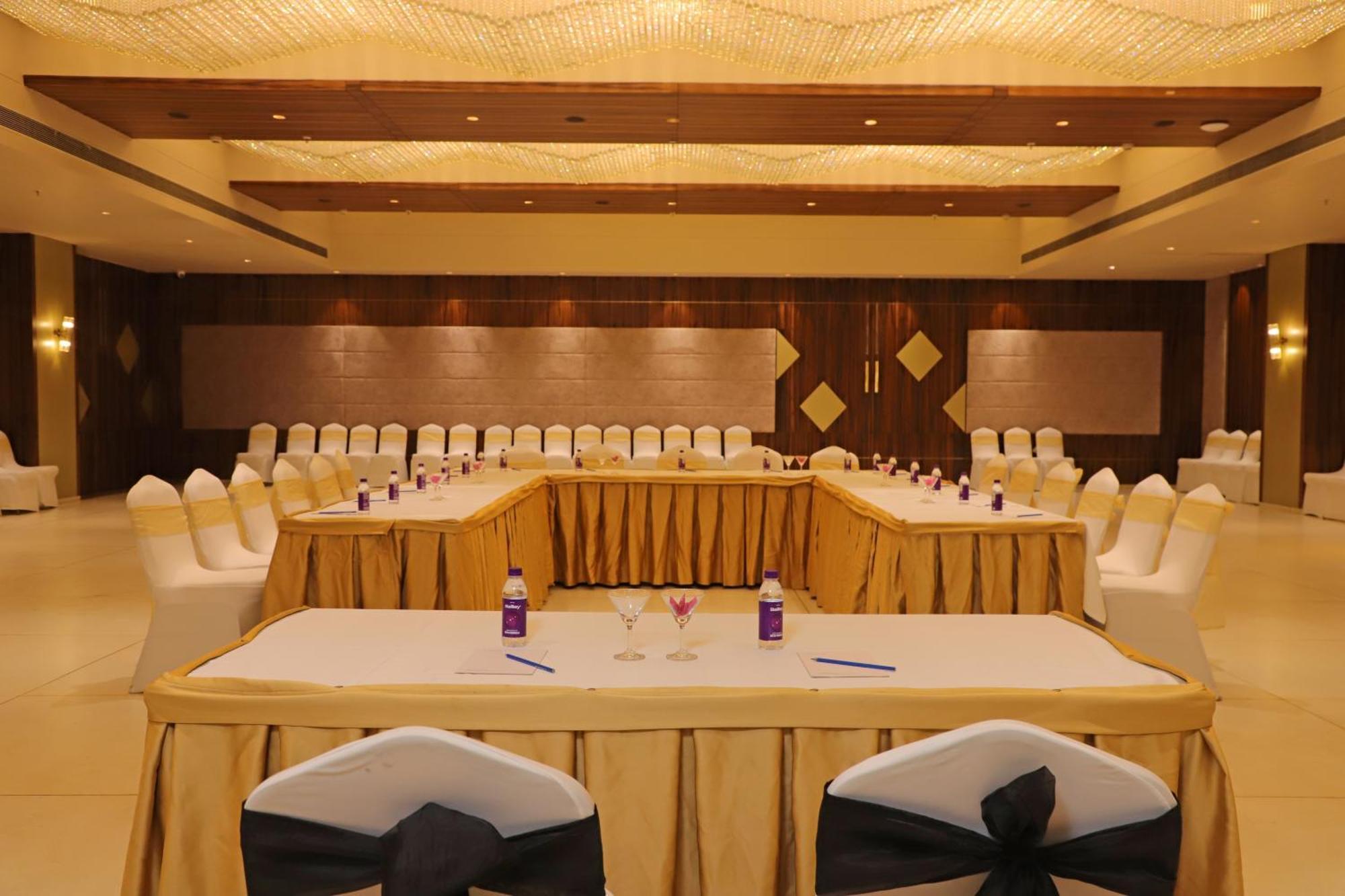 Golden Tulip Candolim, Goa Exterior photo