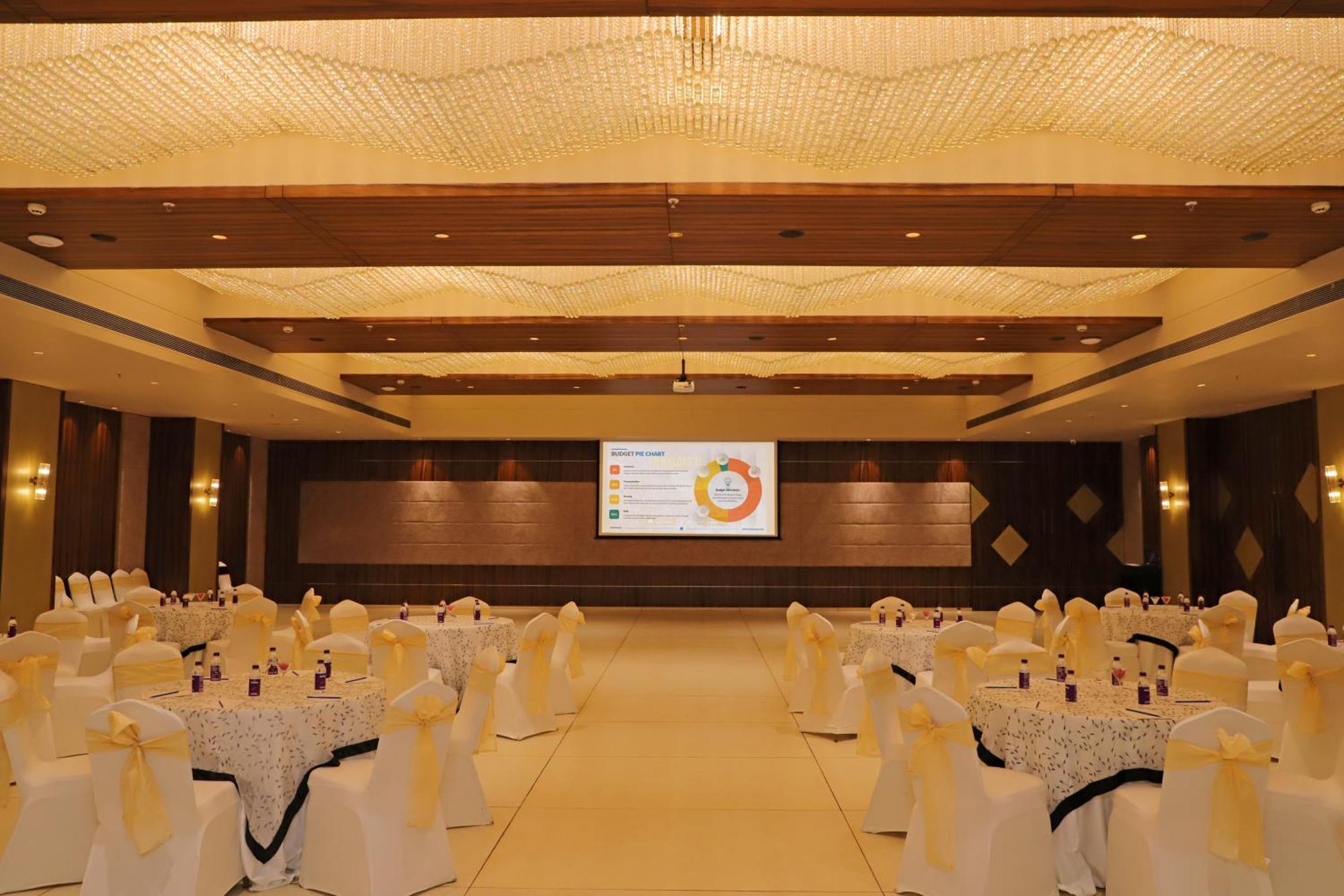 Golden Tulip Candolim, Goa Exterior photo