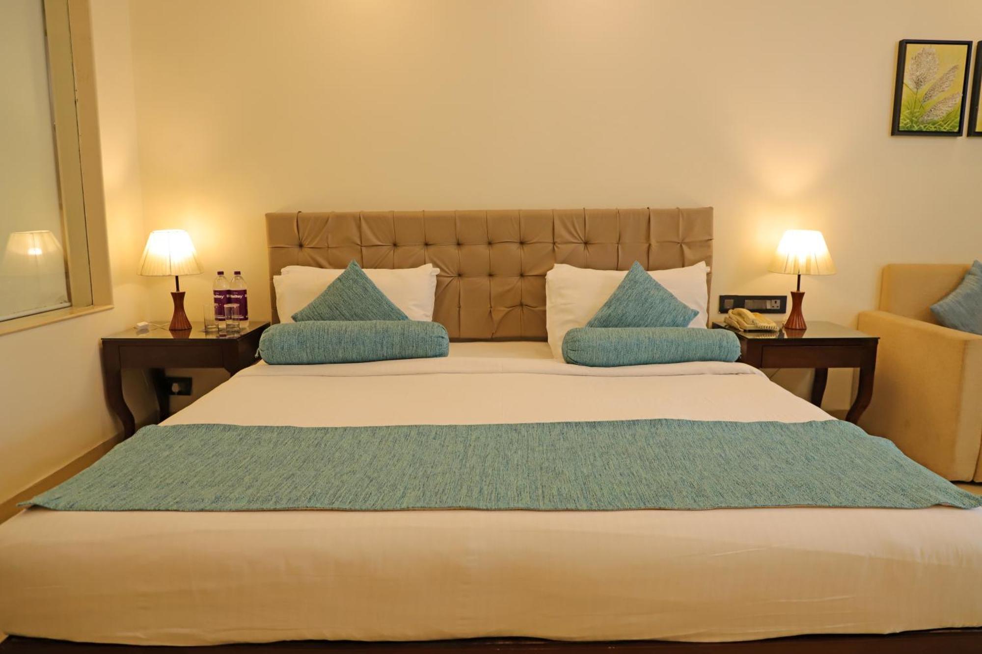 Golden Tulip Candolim, Goa Exterior photo