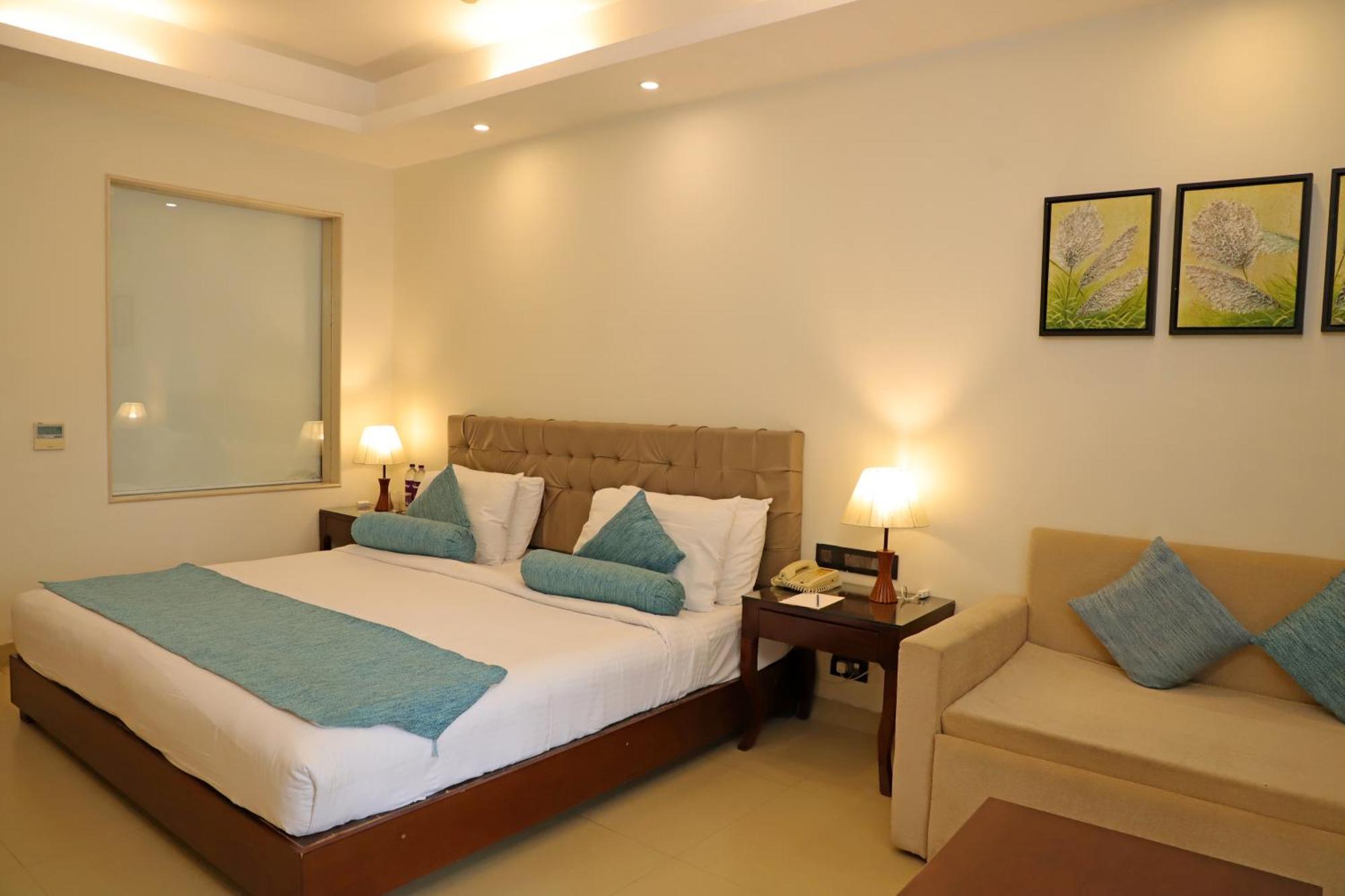 Golden Tulip Candolim, Goa Exterior photo
