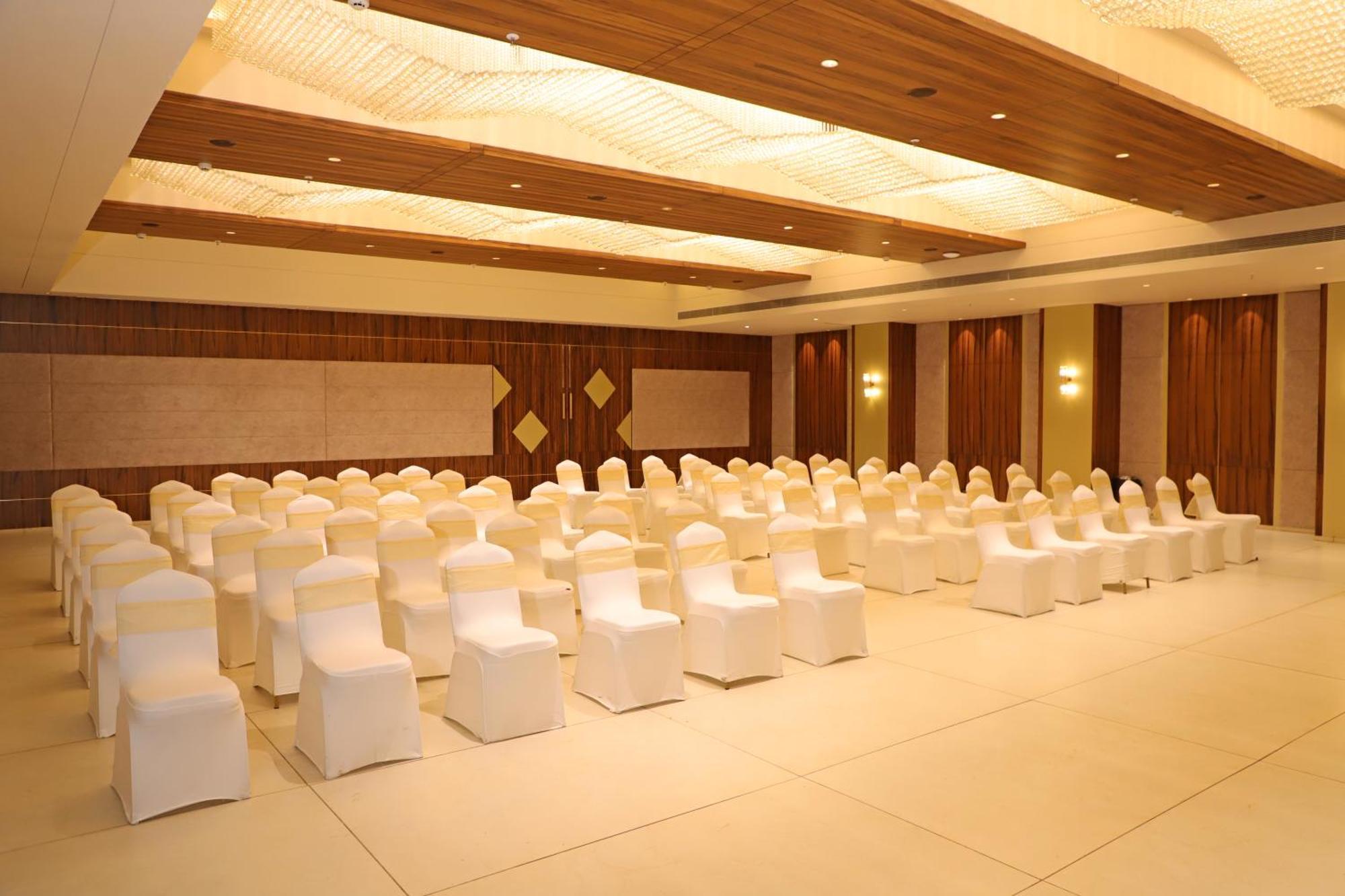 Golden Tulip Candolim, Goa Exterior photo