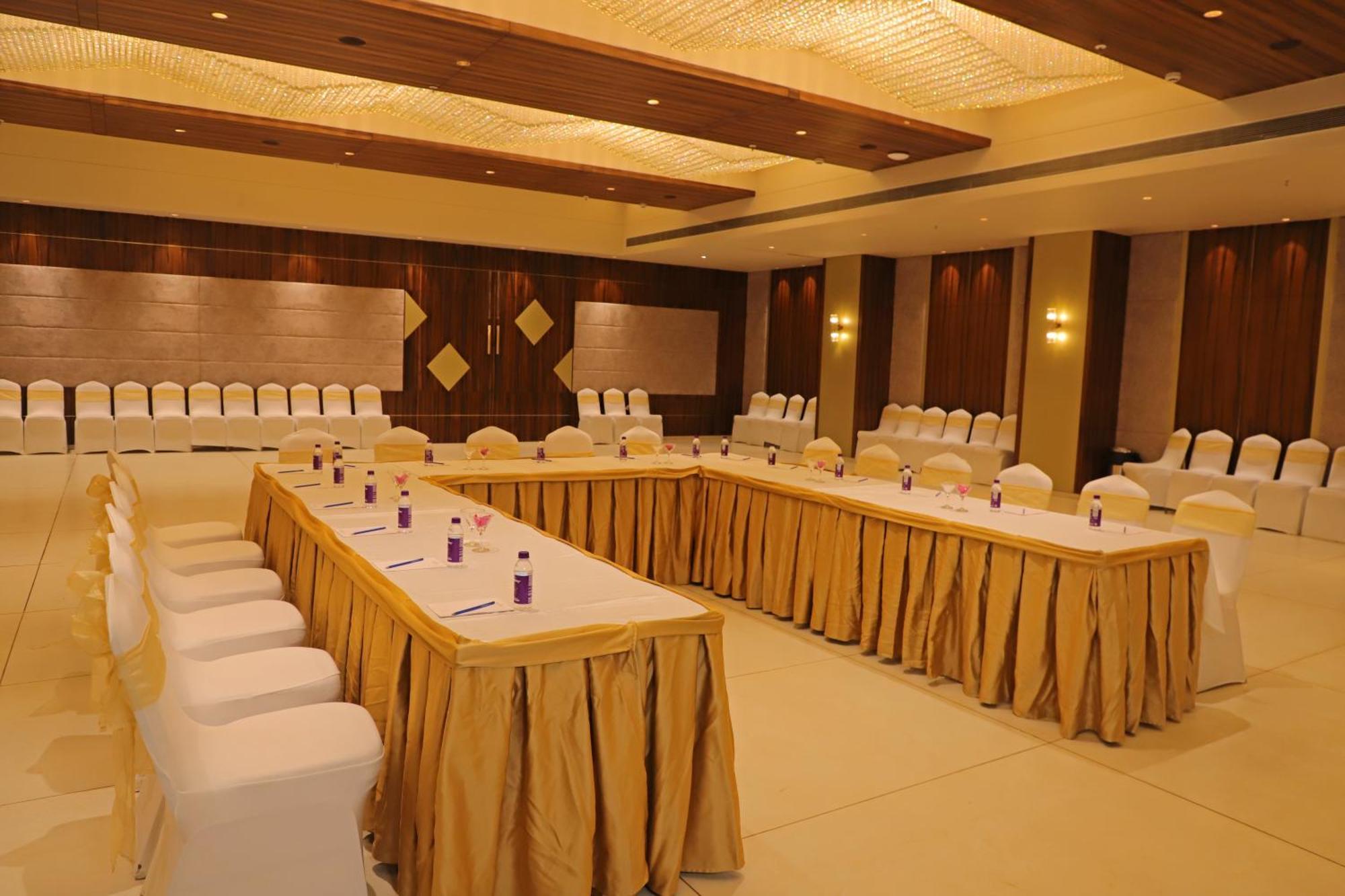 Golden Tulip Candolim, Goa Exterior photo