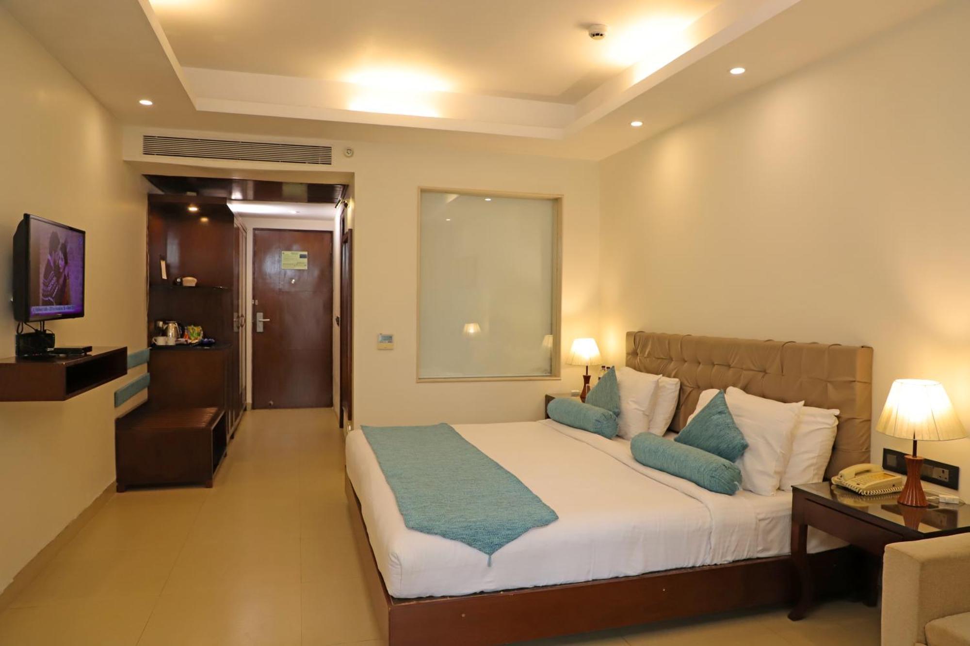 Golden Tulip Candolim, Goa Exterior photo