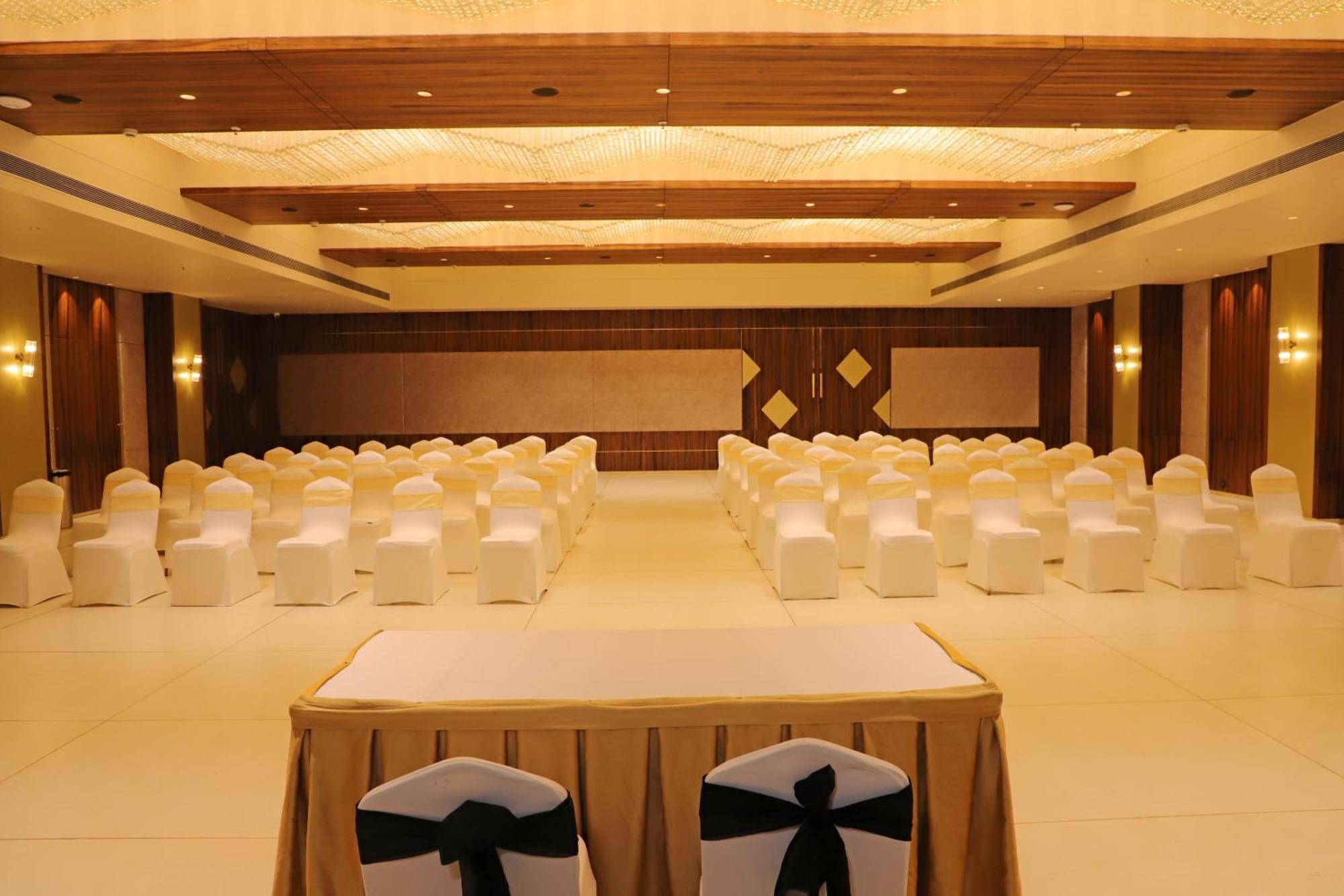 Golden Tulip Candolim, Goa Exterior photo