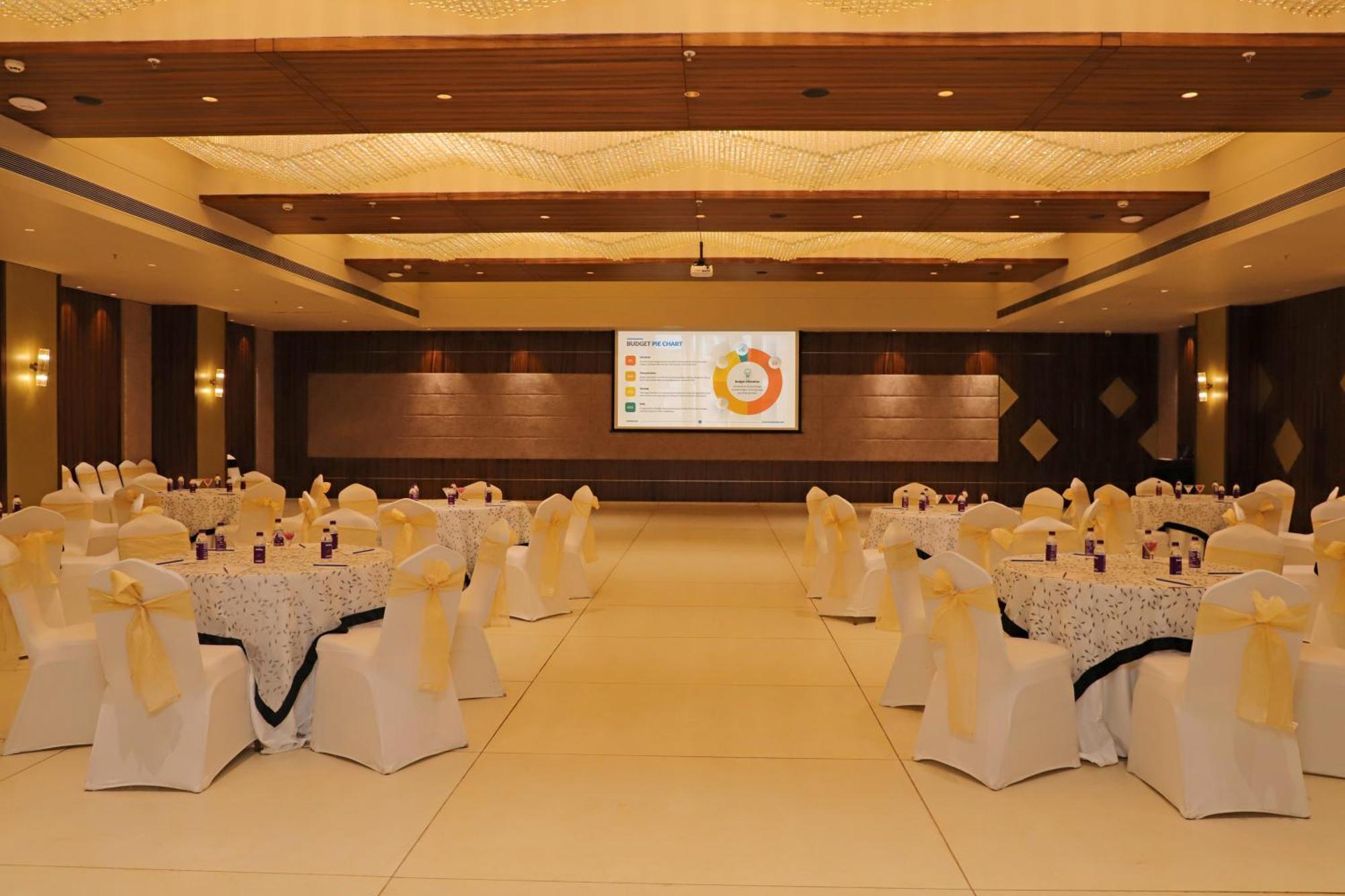 Golden Tulip Candolim, Goa Exterior photo