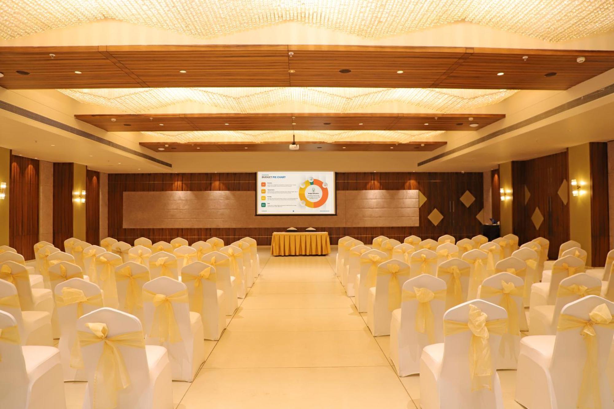 Golden Tulip Candolim, Goa Exterior photo